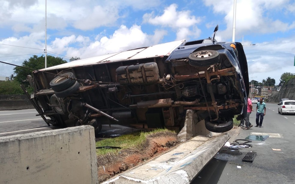 Acidente ocorreu na BR-324, sentido Salvador &mdash; Foto: Rildo de Jesus/TV Bahia