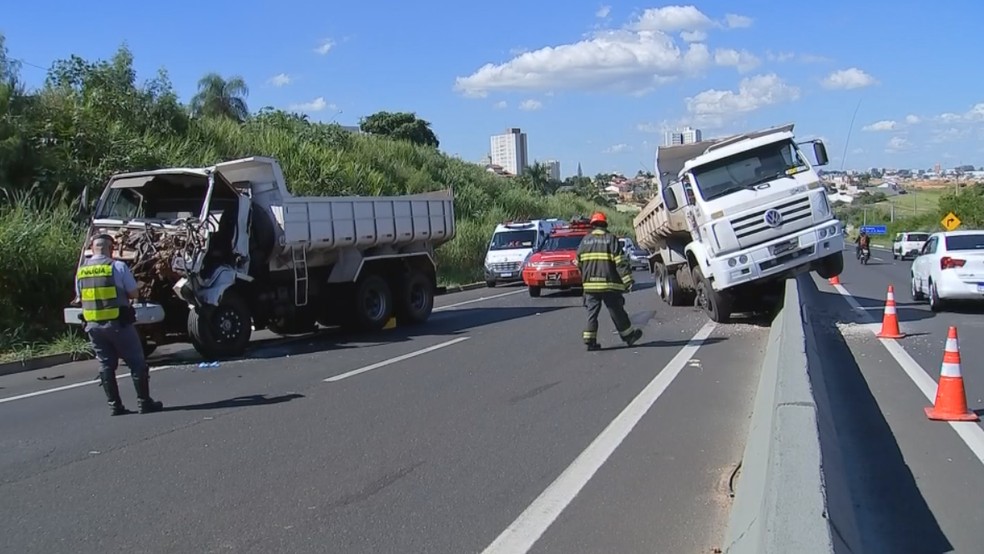 Motorista de um dos caminhões envolvidos no acidente em Marília foi socorrido ao HC — Foto: TV TEM/Reprodução