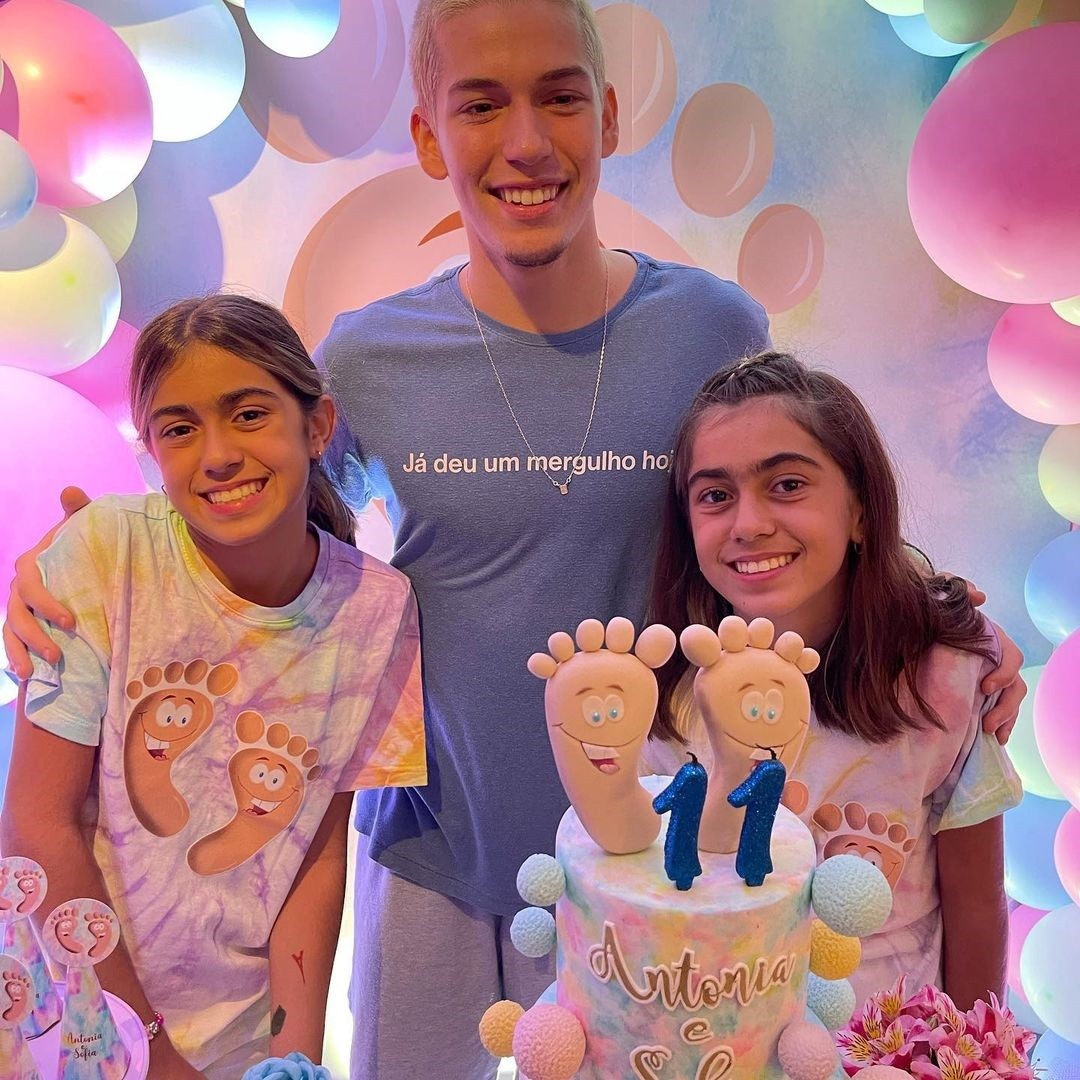 Pietro, filho mais velho de Giovanna Antonelli, entre as irmãs gêmeas, Antonia e Sofia (Foto: Reprodução/Instagram)