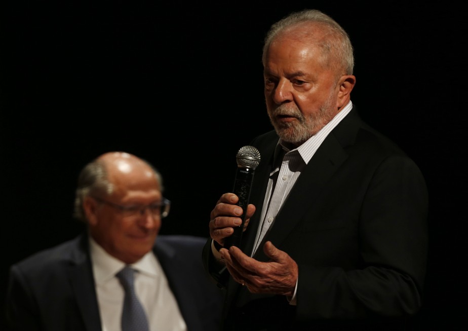O presidente eleito Luiz Inácio Lula da Silva (PT, à direita) e seu vice, Geraldo Alckmin (PSB)