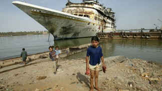 O al-Mansur pesava 7 mil toneladas e tinha 120 metros de comprimento  — Foto: PHILIPPE DESMAZES / AFP