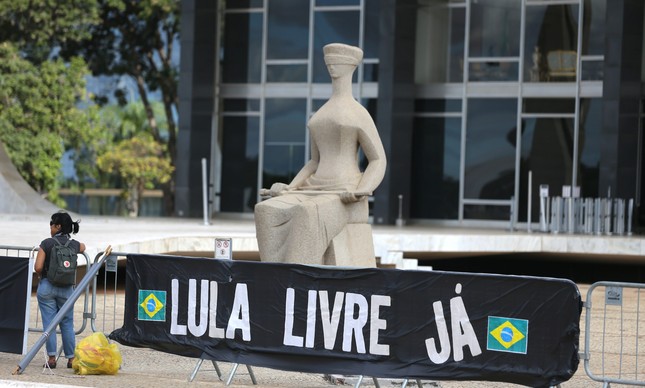 Manifestantes pedem liberdade para Lula, em frente ao STF