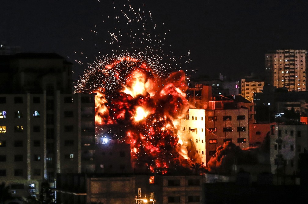 4 de maio - Explosão é vista entre prédios durante ataque aéreo israelense na Cidade de Gaza. O bombardeio ocorreu em resposta ao disparo de mísseis contra Israel realizado por militantes de Gaza que interrompeu outro frágil cessar-fogo, segundo oficiais israelenses — Foto: Mahmud Hams/AFP