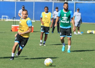 Grêmio volta aos trabalhos e faz treino técnico sem esboço de time titular