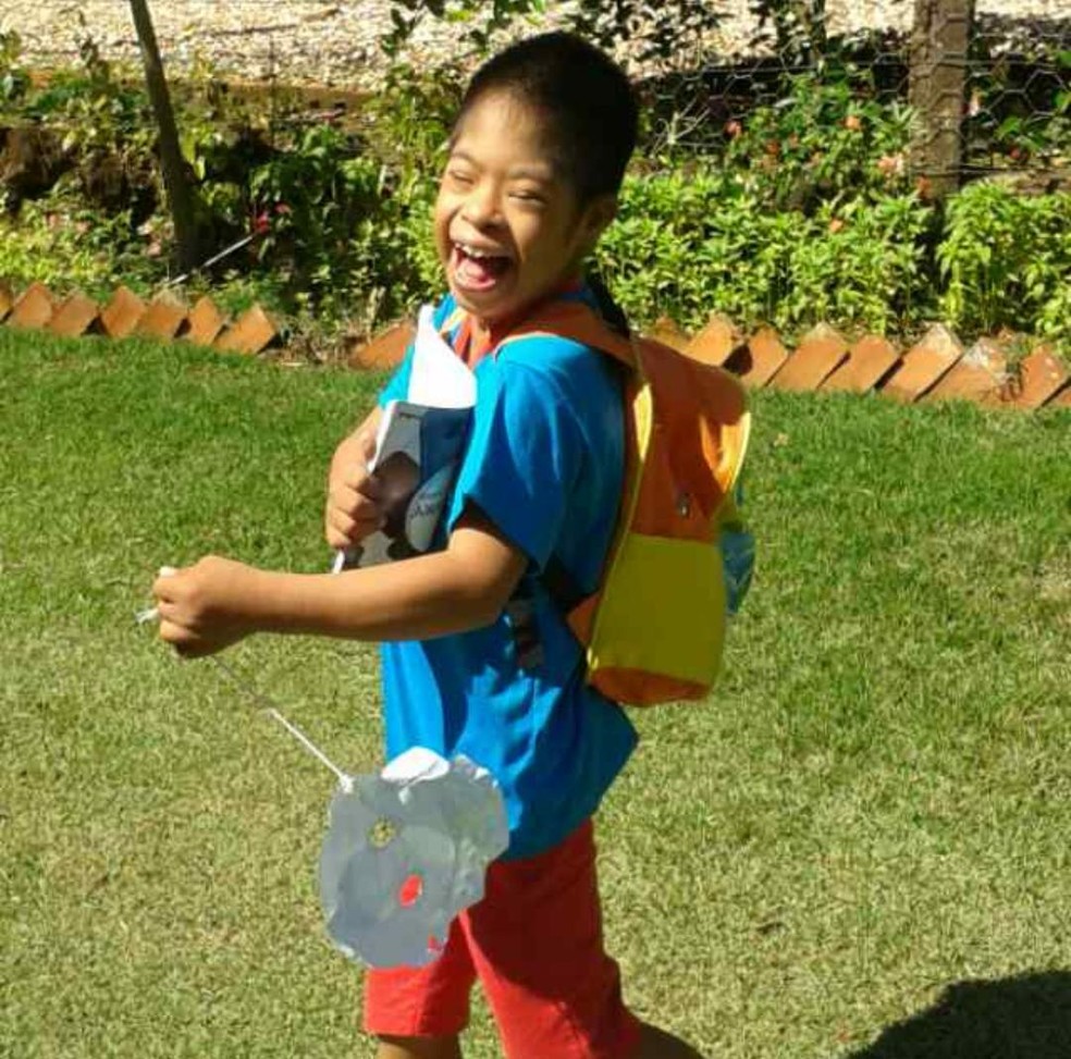 AntÃ´nio se comunica por meio da Libras â Foto: Beatriz Mello/ Arquivo pessoal