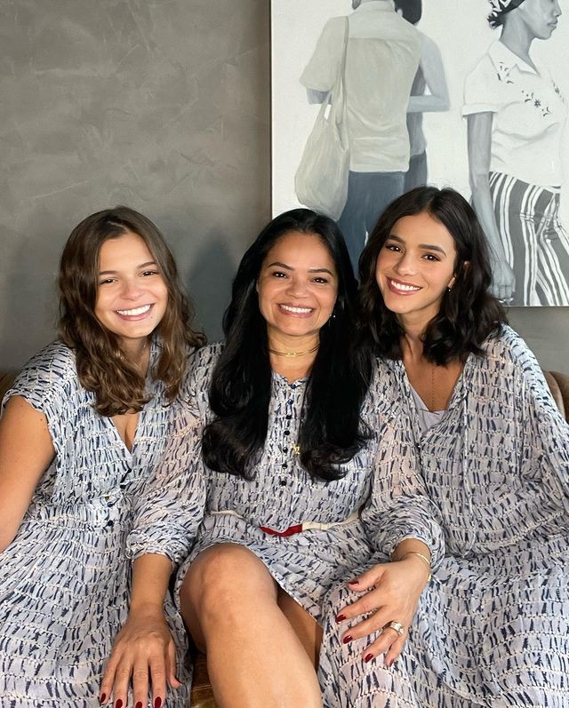 Luana Marquezine e Bruna Marquezine com a mãe, Neide (Foto: Reprodução/Instagram)