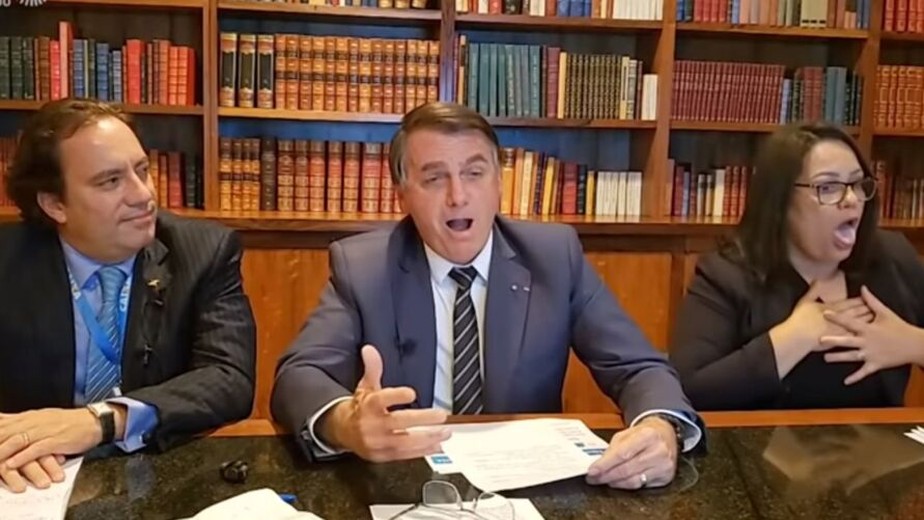 Jair Bolsonaro imita pessoa com falta de ar em live de maio de 2021