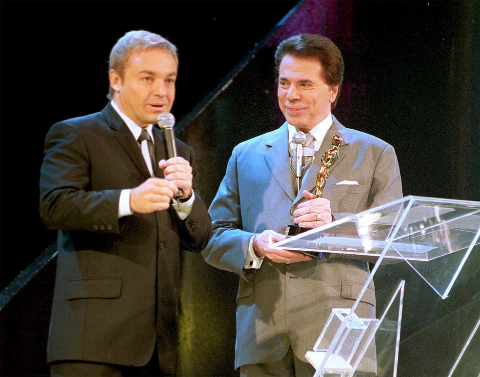 Os apresentadores Gugu Liberato e Silvio Santos durante a gravação do programa 'Troféu Imprensa', no SBT, em São Paulo, em abril de 2002 — Foto: Celso Junior/Estadão Conteúdo/Arquivo