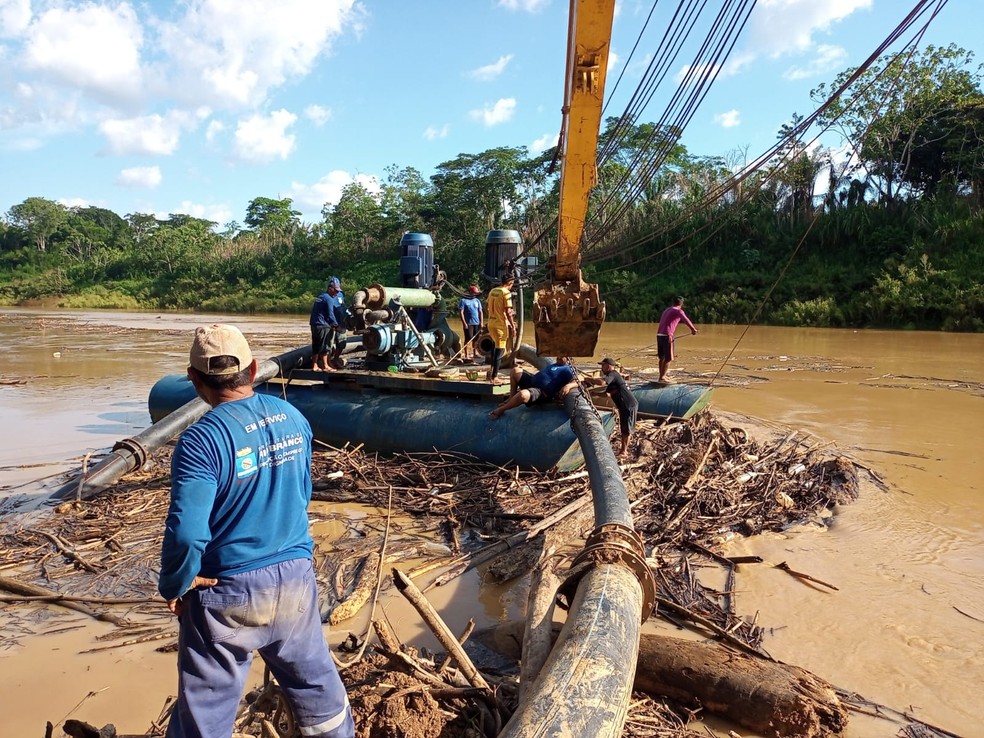 Balseiros estão acumulados nas bombas do Saerb — Foto: Asscom/Prefeitura de Rio Branco