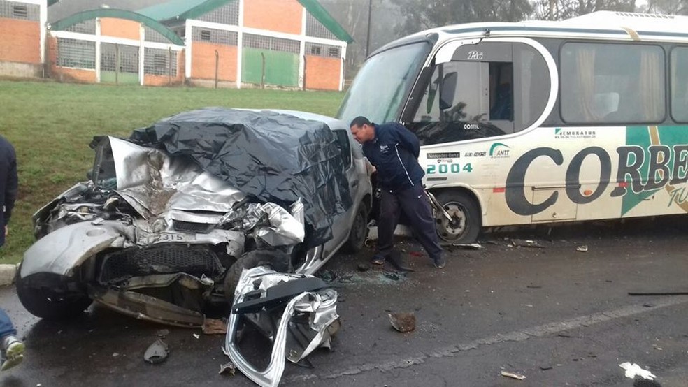 Carro colidiu contra micro-Ã´nibus na BR-386, em Soledade. Uma mulher morreu no local e o motorista do veÃ­culo ficou gravemente ferido (Foto: Adroaldo MÃ¼ller/RÃ¡dio Soledade)
