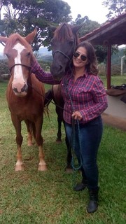 A leitora Eliane Paulozo e seus belíssimos cavalos
