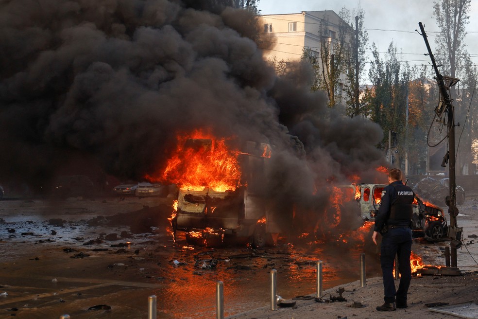 Carros são vistos em chamas após mísseis russos atingirem Kiev, a capital da Ucrânia  — Foto: Reuters/Valentyn Ogirenko