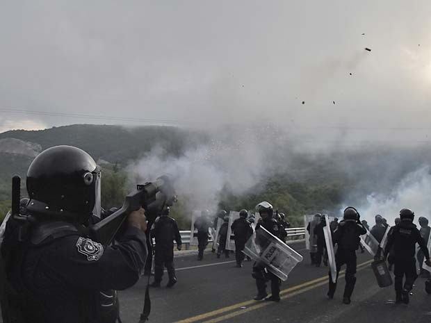 Policiais entram em confronto com estudantes nesta terça-feira (22) no México (Foto: AFP PHOTO / YURI CORTEZ)