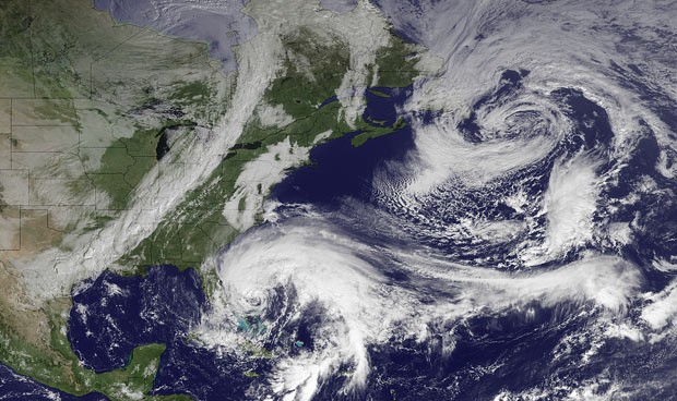 Imagem do satélite GOES mostra a movimentaçãoo de Sandy nesta sexta-feira (26) (Foto: AP)
