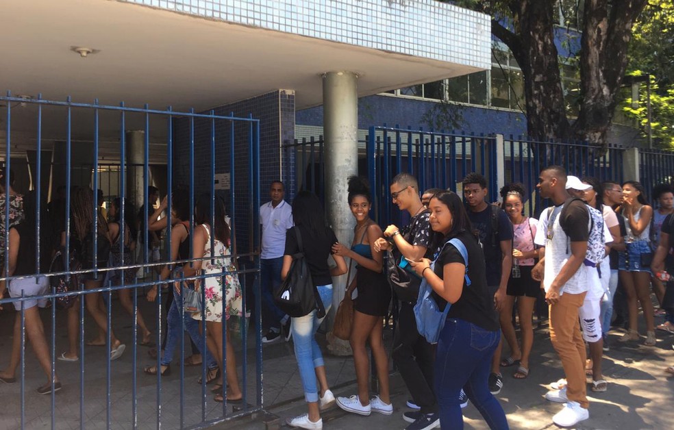 Portões foram abertos às 12h para o segundo dia de provas do Enem em Salvador — Foto: Isabela Cardoso/G1 Bahia