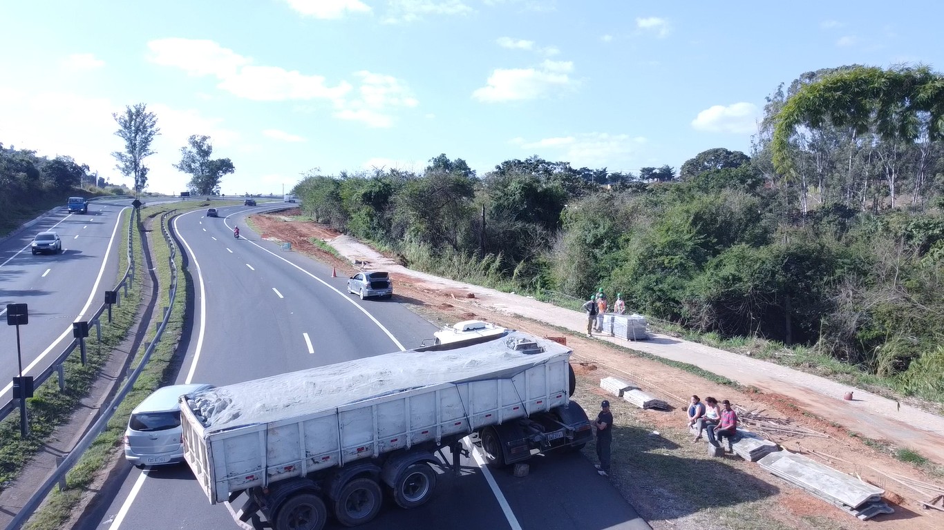 Caminhão fica atravessado e provoca lentidão no trânsito da Rodovia João Beira, em Jaguariúna 