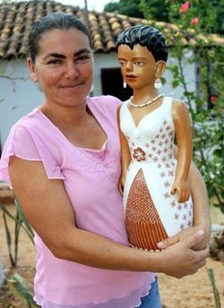 Dona Zezinha segura uma peça de artesanato fabricada por ela (Foto: Agência Sebrae de Notícias)