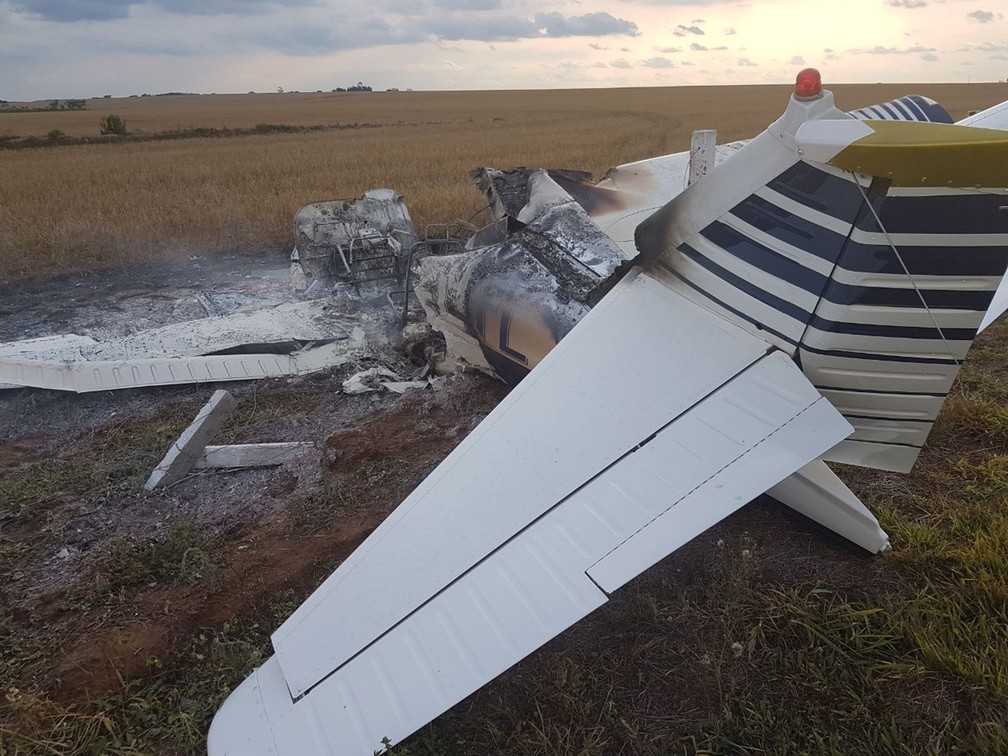 Avi&atilde;o pega fogo e duas pessoas ficam feridas em MS, dizem bombeiros (Foto: G1 MS)