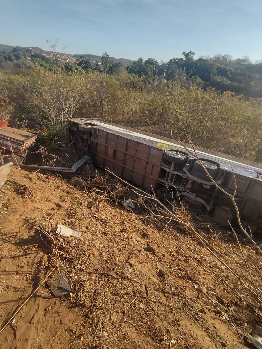 Acidente entre ônibus e caminhão deixa passageiros feridos na BR-316, no Piauí