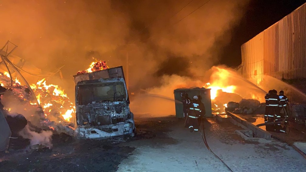 Incêndio atinge galpão de empresa de reciclagem em Salvador — Foto: Victor Silveira/TV Bahia