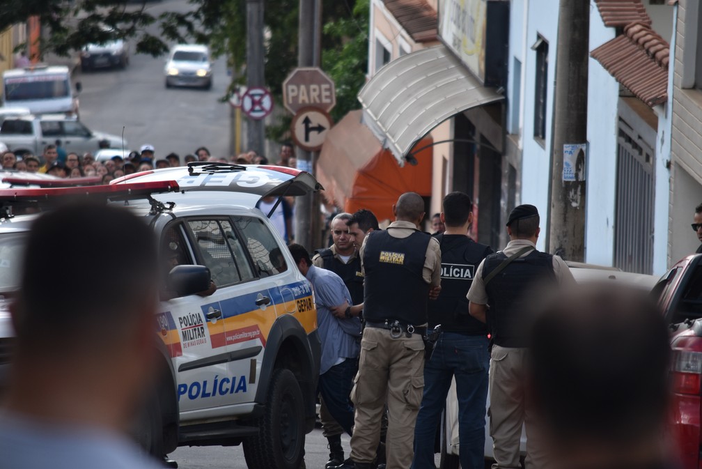 Momento em que homem se entrega à polícia em Elói Mendes — Foto: Régis Melo