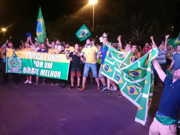 G1 - Grupo protesta na região de Bauru e Marília contra a