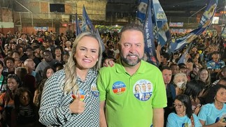 Daniela Carneiro com Fábio Augusto de Oliveira Brasil, o Fabinho Varandão, durante ato de campanha no ano passado — Foto: Reprodução