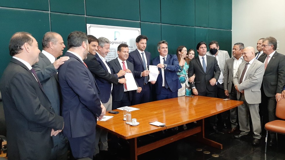 Fábio Faria assina filiação ao PP ao lado de membros do partido em ato na Câmara dos Deputados — Foto: Luiz Felipe Barbiéri/g1