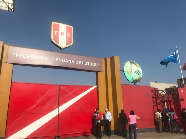 Federação Peruana tenta evitar foco em Guerrero  mas comoção segue nas ruas