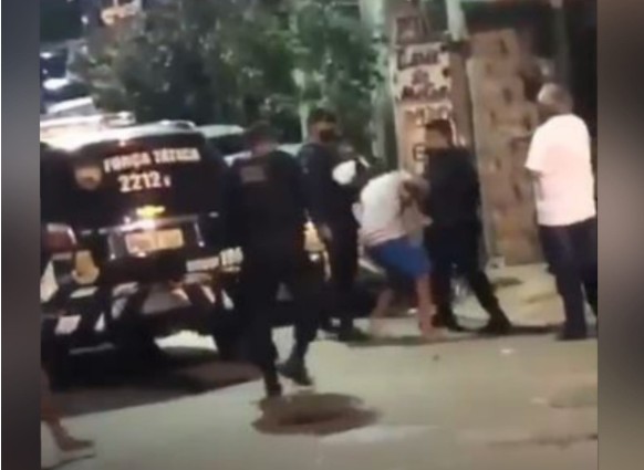 Policiais disparam para o alto e agridem homem com tapa após confusão por som alto em Fortaleza