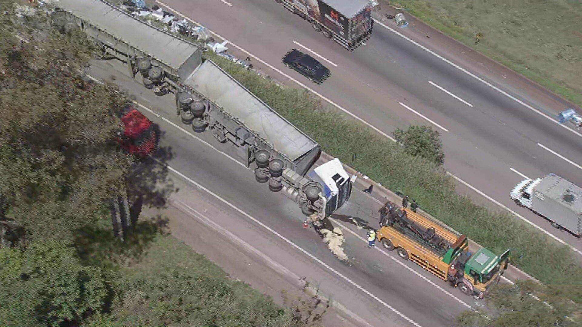 Carreta tomba na Rodovia Fernão Dias, na Grande BH