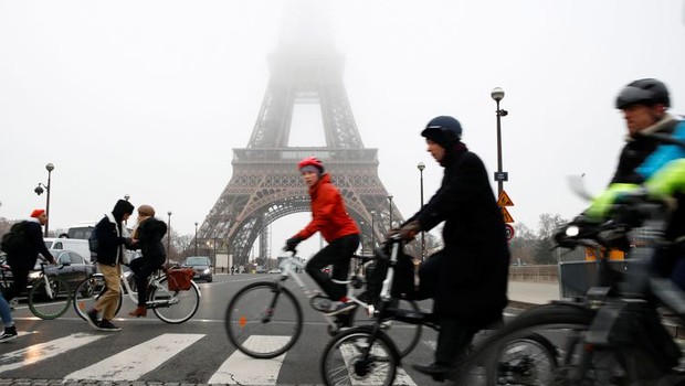 Sem transporte público, franceses usam bicicletas para se deslocar em Paris (Foto: REUTERS - Gonzalo Fuentes)