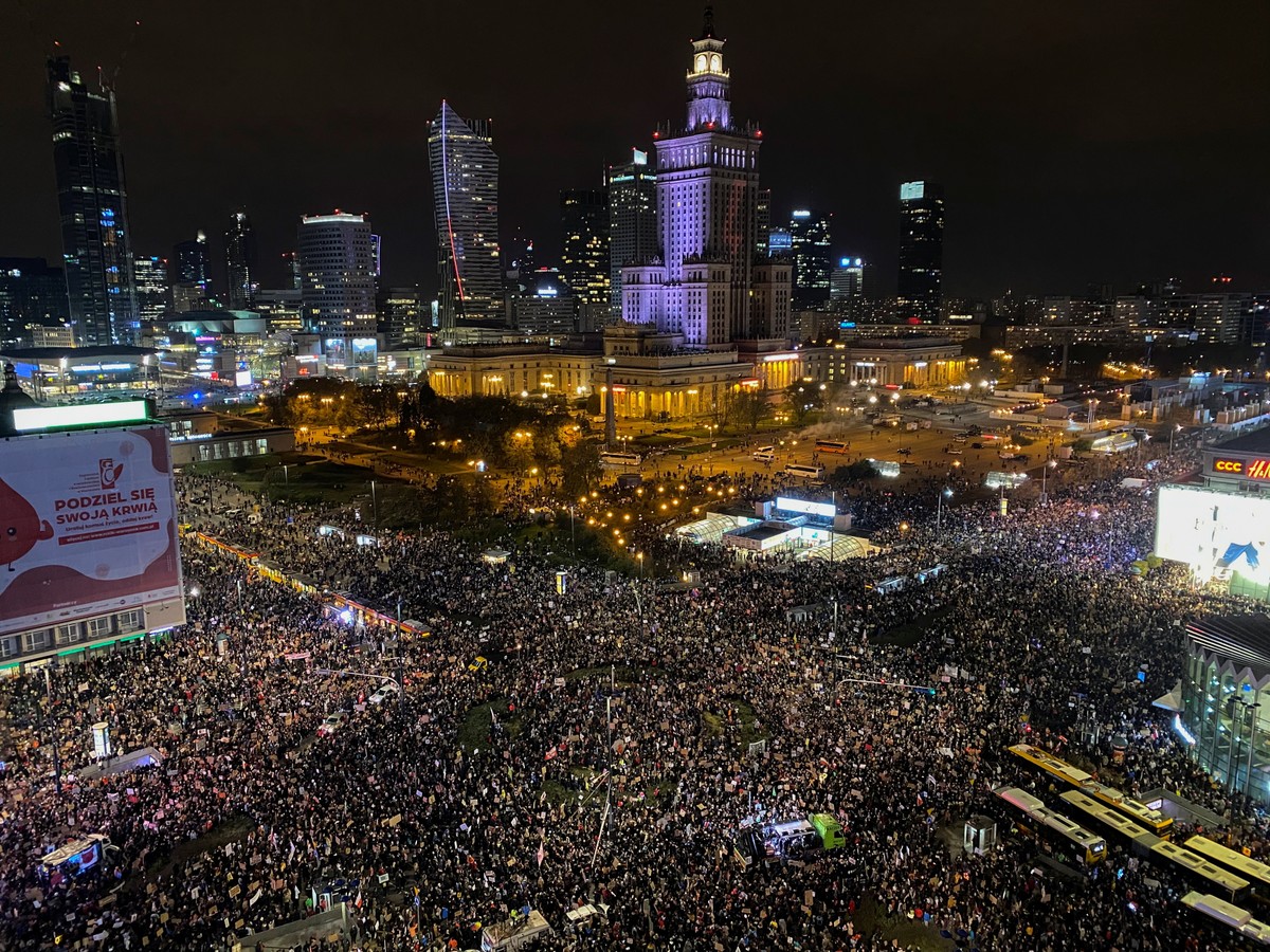 Polônia tem megaprotesto contra decisão que endurece regras sobre aborto
