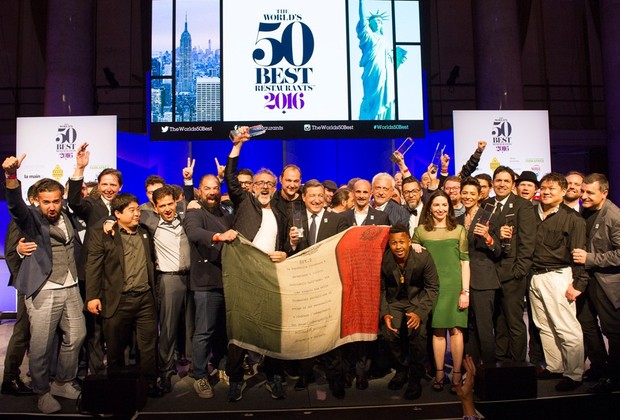 A equipe da Osteria Francescana comemora o título de melhor restaurante do mundo (Foto: Divulgação/The World's Best 50 Restaurants)