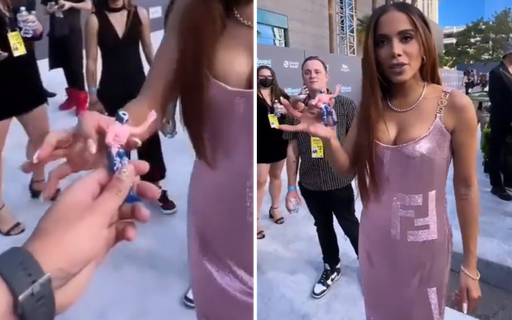 Anitta viraliza com reação ao ganhar "boneco da sorte" em premiação