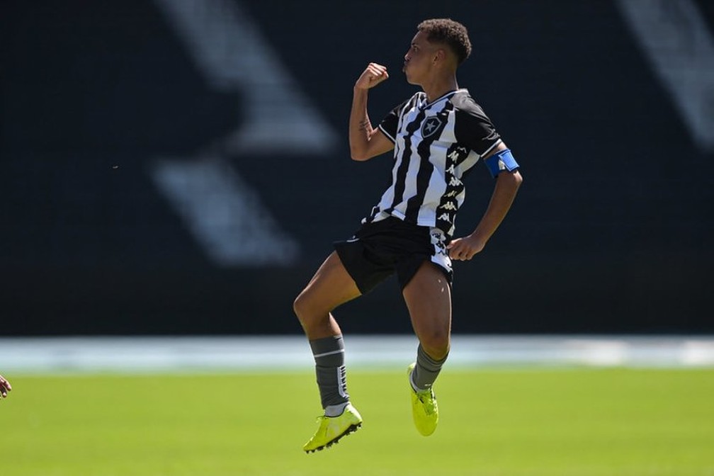Kauê, volante da base do Botafogo — Foto: Vitor Silva/Botafogo