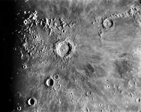 Imagem telescópica da Cratera de Copérnico na Lua, tomada como parte de um projeto do atlas lunar, usando um telescópio construído nas montanhas do Arizona por Gerard Kuipe (Foto: Lunar and Planetary Laboratory / University of Arizona)