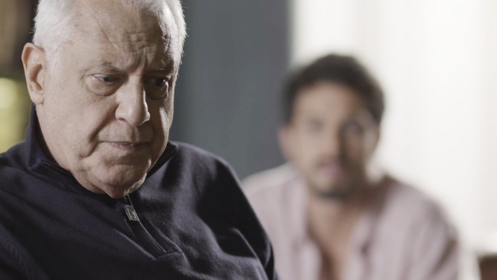 Alberto (Antonio Fagundes) revela que está sendo chantageado em 'Bom Sucesso' — Foto: TV Globo
