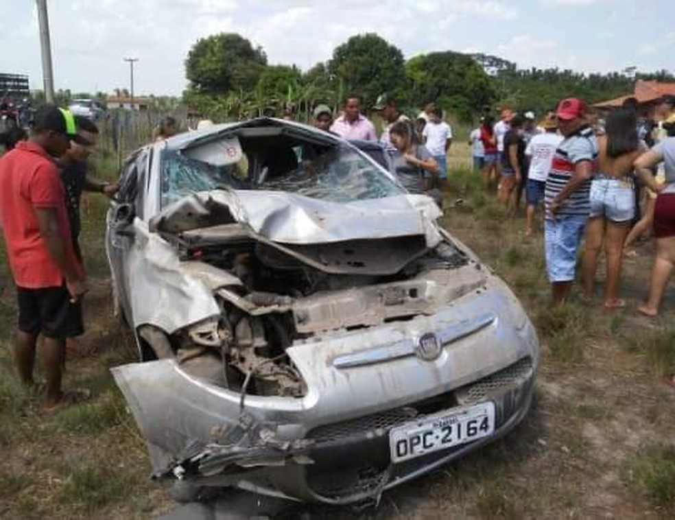Automóvel capotou e pegou fogo após acidente na zona rural de Barras, no Piauí — Foto: Reprodução