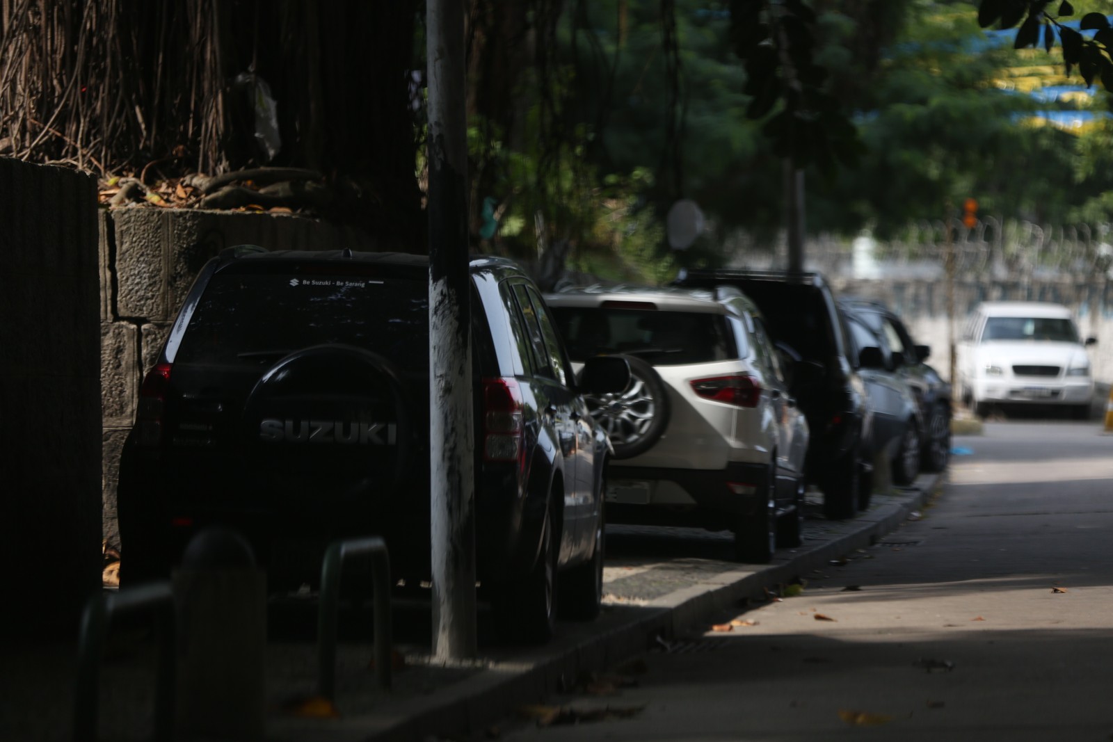 O que não faltam são problemas na Praça Virgílio de Melo Franco: há carros em fila dupla e sobre a calçada — Foto: Lucas Tavares