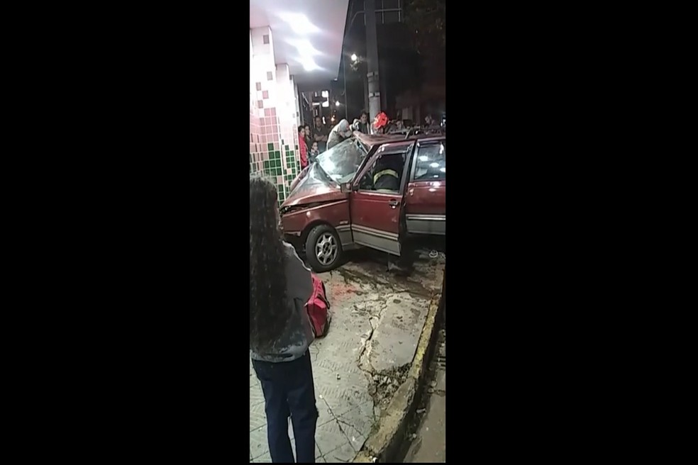 Carro bateu no muro de farmácia na noite do último sábado (11), em Jaú (SP) — Foto: Reprodução/Redes sociais