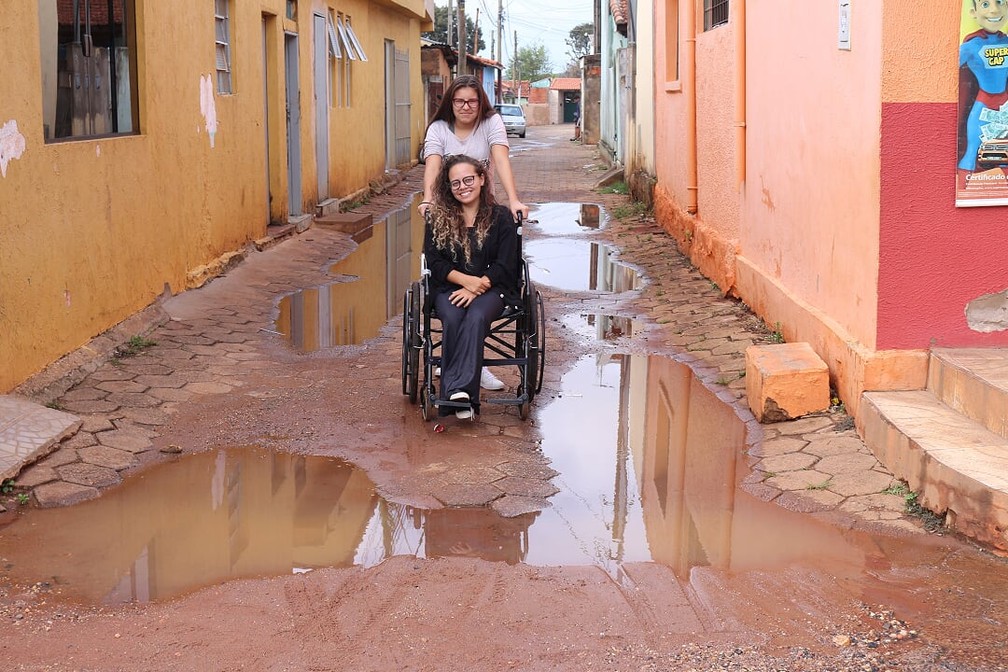 JanaÃ­na Rodrigues de Oliveira reclama sobre a acessibilidade em Itapetininga â Foto: JanaÃ­na Rodrigues de Oliveira/Arquivo pessoal