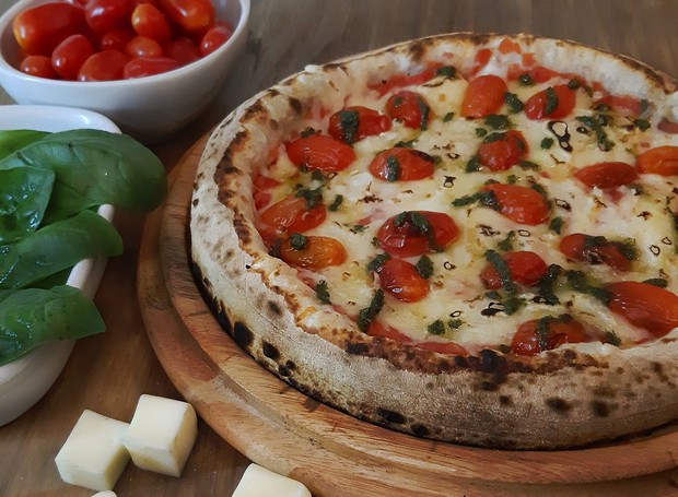 Para a pizza caprese vegana, escolha a massa de fermentação natural de sua preferência (Foto: Eric Munhoes / Divulgação)
