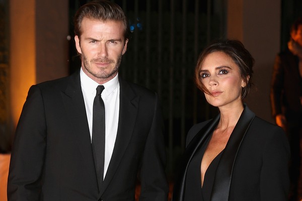 Victoria Beckham disse sim a David Beckham em janeiro de 1998 e logo descobriu que estava grávida do primeiro filho do casal. Ou seja, subiu ao altar grávida. (Foto: Getty Images)