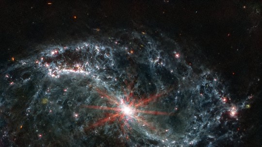 James Webb revela redes intrincadas de gás e poeira em galáxias próximas
