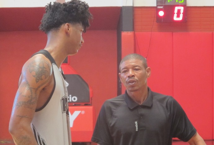 Mais baixo da história da NBA, Bogues dá dicas a armador do Orlando Magic