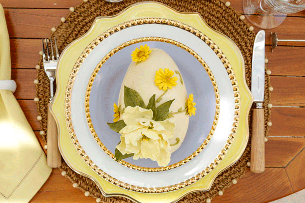 Decoração de Páscoa: mesa posta para o almoço em tons delicados (Foto: Julio Acevedo)