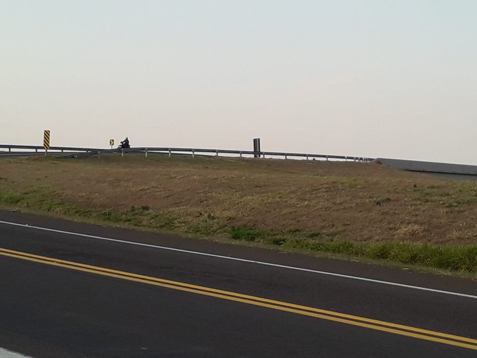 Acidente foi em alça de acesso para a Rodovia Raposo Tavares (SP-270) — Foto: Junior Paschoalotto/TV Fronteira