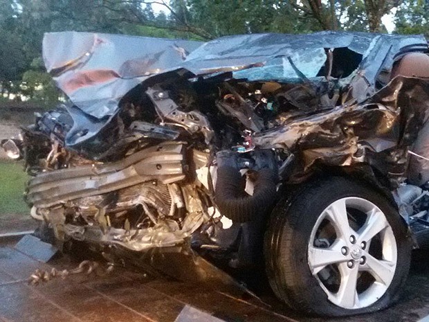 Parte frontal do carro ficou destruída com a colisão (Foto: Cedida)