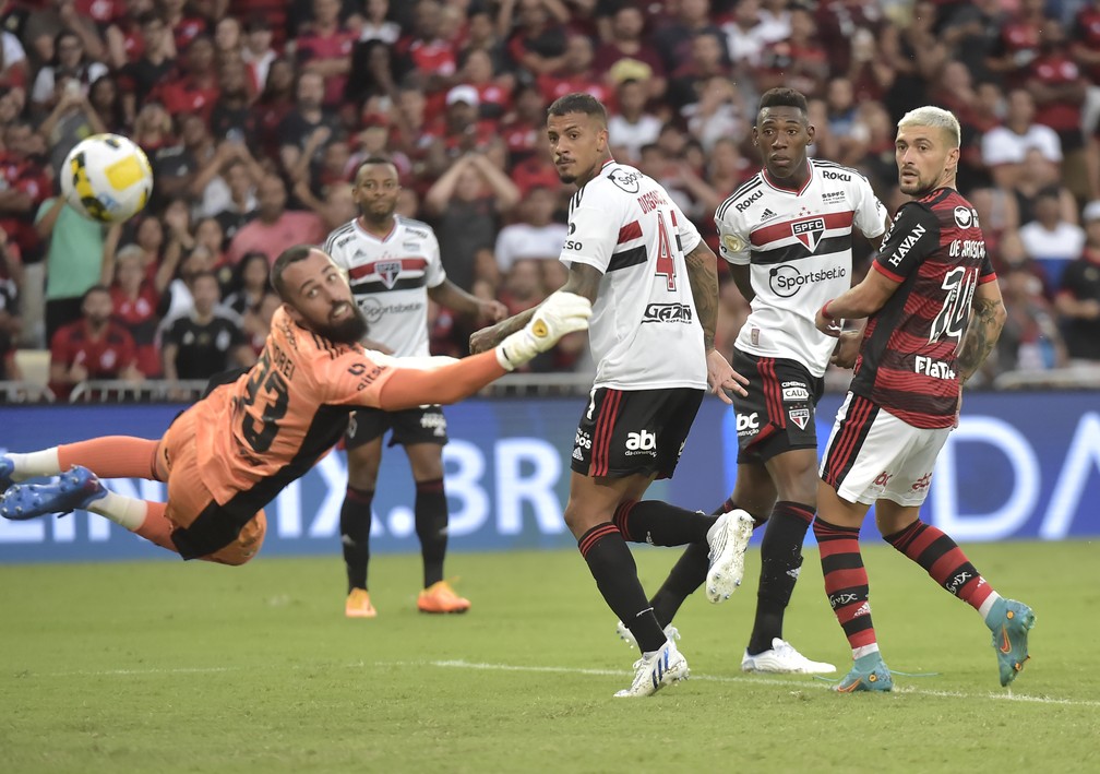 Isla faz o segundo gol do Flamengo: a partir daí, o São Paulo desmoronou — Foto: André Durão